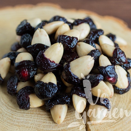 Вишня с миндалем, цукат фото